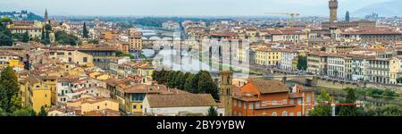 Autunno a Firenze - Panoramica panoramica della Città Vecchia di Firenze, lungo il fiume Arno, come si vede da Piazzale Michelangelo in una giornata di autunno piovosa. Foto Stock