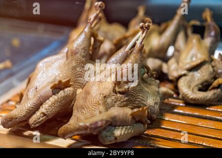 Polli interi cotti in vendita sul mercato cinese nel quartiere musulmano, città di Xian, Cina Foto Stock