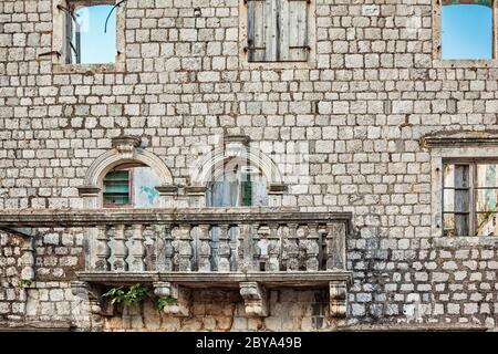 Vecchio muro con balcone e finestre Foto Stock