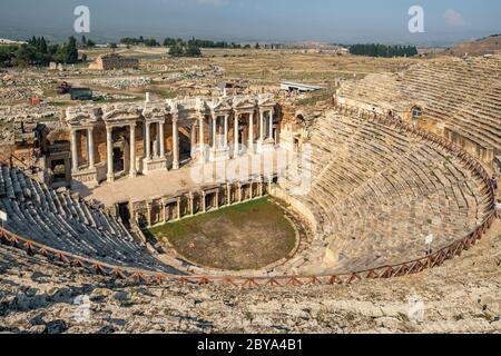 Anfiteatro nell'antica città di Hierapolis, Pamukkale, Turchia. Foto Stock