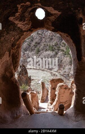 NM00627-00...NUOVO MESSICO - abitazioni sulla scogliera, case di talus, lungo il Main Loop Trail nel Bandelier National Monument. Foto Stock