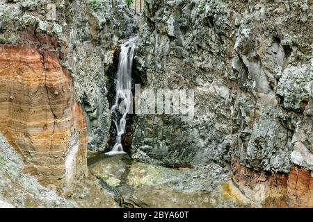 NM00632-00...NUOVO MESSICO - Cascate superiori del El Rito de los Frijoles (Frijoles Creek) nel Monumento Nazionale di Bandelier. Foto Stock