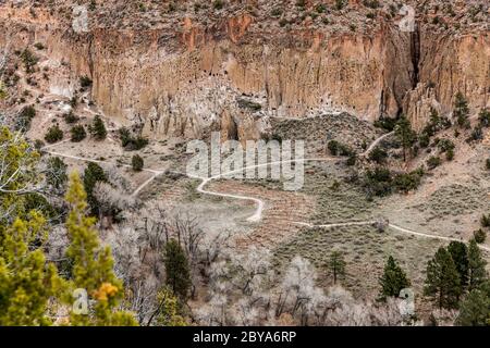 NM00637-00...NUOVO MESSICO - Vista delle case di talus case di scogliera e il Tyonyi dal Frijoles Rim Trail nel Bandelier National Monument. Foto Stock