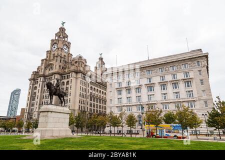 Statua di Edoardo VII sul lungomare di Liverpool - catturata nell'ottobre 2015 di fronte al Liver Building e al Cunard Building. Foto Stock