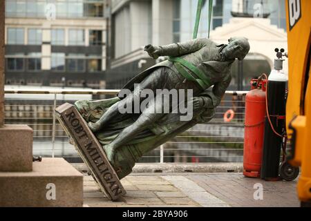 I lavoratori si preparano a abbattere una statua del proprietario di schiavi Robert Milligan a West India Quay, a est di Londra, mentre i consigli dei lavoratori di tutta l'Inghilterra e il Galles inizieranno a rivedere monumenti e statue nelle loro città, Dopo una protesta, i sostenitori del razzismo hanno fatto strappare una statua di un commerciante di schiavi a Bristol. Foto Stock