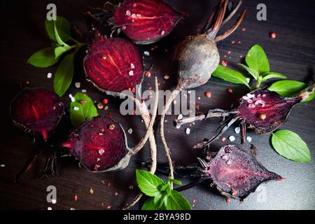 Barbabietole arrostite organiche su sfondo scuro. Concetto di cibo sano. Foto Stock