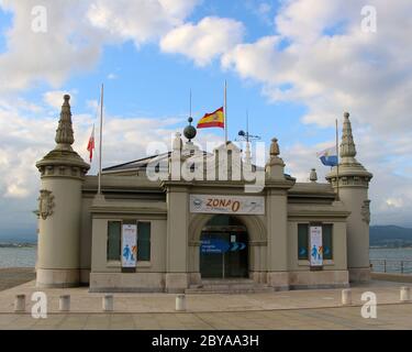 La stazione dei traghetti vista frontale Santander Cantabria Spagna baia Cantabria Spagna Foto Stock