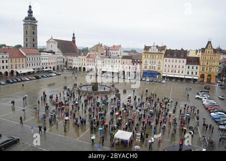 Ceske Budejovice, Repubblica Ceca. 9 Giugno 2020. Protesta di milioni di momenti per la democrazia la ONG contro i passi del governo non solo durante l'epidemia di coronavirus inizia in piazza Namesti Premysla Otakara II a Ceske Budejovice, Repubblica Ceca, martedì 9 giugno 2020. I dimostranti manterranno tra loro due metri di distanza. Credit: Jan Homolka/CTK Photo/Alamy Live News Foto Stock