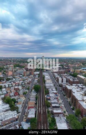 Le piste della metropolitana lungo la parte meridionale di Brooklyn, che servono Coney Island, Brighton Beach, Ocean Parkway e Sheepshead Bay. Foto Stock