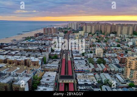 Brooklyn, NY - 30 maggio 2020: Le piste della metropolitana lungo la parte meridionale di Brooklyn, servono Coney Island, Brighton Beach, Ocean Parkway e Sheepshead Bay. Foto Stock