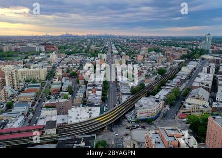 Brooklyn, NY - 30 maggio 2020: Le piste della metropolitana lungo la parte meridionale di Brooklyn, servono Coney Island, Brighton Beach, Ocean Parkway e Sheepshead Bay. Foto Stock