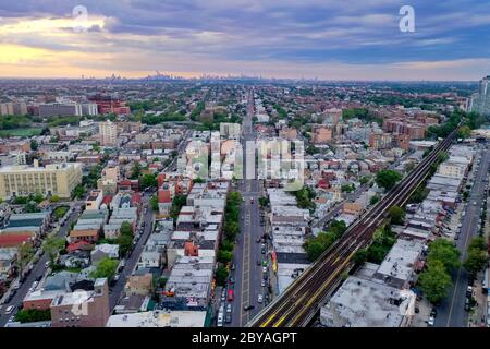 Le piste della metropolitana lungo la parte meridionale di Brooklyn, che servono Coney Island, Brighton Beach, Ocean Parkway e Sheepshead Bay. Foto Stock