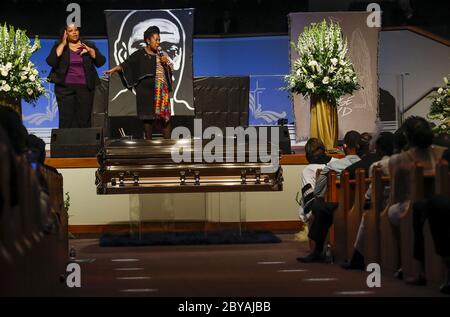 Houston, Stati Uniti. 09 giugno 2020. La donna della congestione Sheila Jackson Lee parla durante i funerali per George Floyd martedì 9 giugno 2020, alla chiesa della Fontana di lode di Houston. Floyd morì dopo essere stato trattenuto da funzionari di polizia di Minneapolis il 25 maggio. Foto in piscina di Godofredo A. Vasquez/UPI Credit: UPI/Alamy Live News Foto Stock