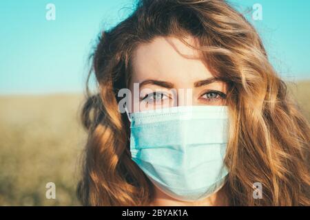 ritratto di una donna in una maschera medica Foto Stock