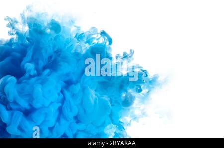 Esplosione di colore. Primo piano di inchiostro acrilico blu in acqua isolato su bianco con spazio per la copia del testo Foto Stock