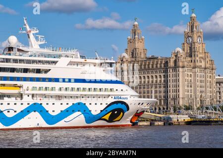 La nave da crociera attraccava al Porto di Liverpool con vista dell'iconico Royal Liver Building Foto Stock