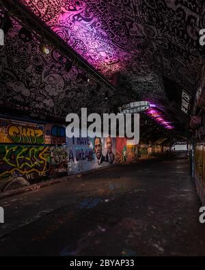 La questione della vita nera è rappresentata nel famoso tunnel dei graffiti di Leake Street a Londra. Ritratti di Martin Lutero King e Malcolm X sulla parete. Foto Stock