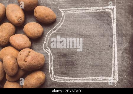 Pila di tuberi di patate raccolti con spazio di copia, fuoco selettivo Foto Stock