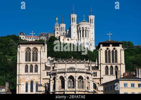 Vista della Basilica di Notre Dame de Fourviere e la cattedrale di Saint-Jean, Lione, Francia Foto Stock