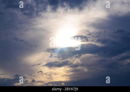 Cieli SYMPHONY I: un cielo d'argento tramonto in Atlantic City entusiasma. Foto Stock