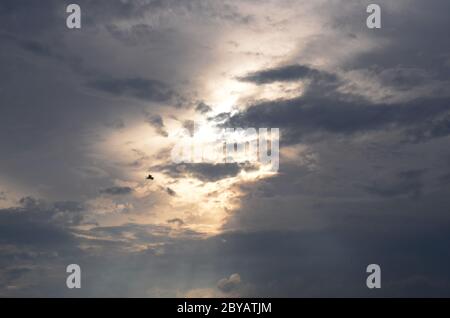 Cieli SYMPHONY I: un cielo d'argento tramonto in Atlantic City entusiasma. Foto Stock