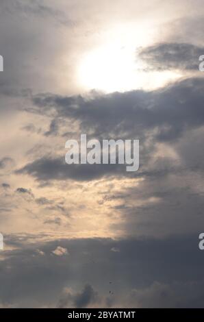 Cieli SYMPHONY I: un cielo d'argento tramonto in Atlantic City entusiasma. Foto Stock