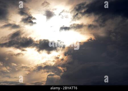 Cieli SYMPHONY I: un cielo d'argento tramonto in Atlantic City entusiasma. Foto Stock