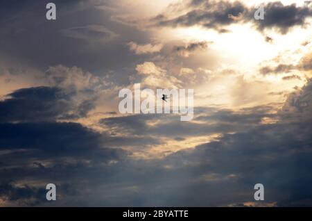 Cieli SYMPHONY I: un cielo d'argento tramonto in Atlantic City entusiasma. Foto Stock