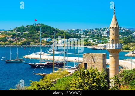 Bodrum, Turchia - 01 settembre 2017: Bellissimo paesaggio mediterraneo della baia di Bodrum, vista dal castello di Bodrum alla città vecchia e alla moschea Foto Stock