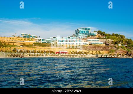 Bodrum, Turchia - 01 settembre 2017: Splendido paesaggio mediterraneo con mare Egeo sulla spiaggia di resort di lusso a Bodrum Foto Stock