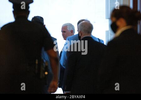 Washington, DC, Stati Uniti. 9 Giugno 2020. Il Vice Presidente degli Stati Uniti Mike Pence lascia il Campidoglio degli Stati Uniti a Washington, DC, Stati Uniti, martedì 9 giugno 2020. Credit: Stefani Reynolds/CNP | Usage worldwide Credit: dpa/Alamy Live News Foto Stock