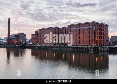 Cielo dell'alba sopra il Museo Marittimo Merseyside di Liverpool visto nel febbraio 2016. Foto Stock
