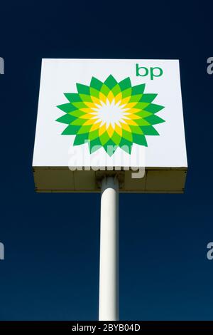 SOMERSET, WI/USA - 31 MAGGIO 2020: Simbolo e logo del marchio della stazione di servizio per esterni British Petroleum. Foto Stock