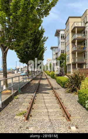 SEATTLE, WASHINGTON STATE, USA - GIUGNO 2018: Resti di una vecchia linea di tram ferroviario, ora disutilizzata, che corre lungo il lungomare di Seattle. Foto Stock