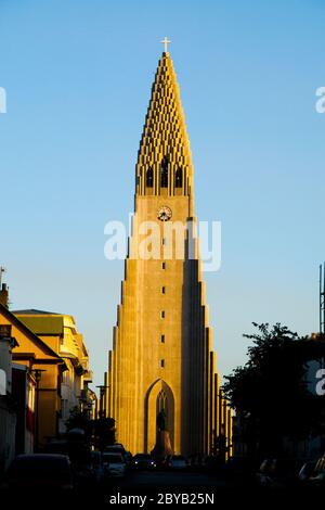 Cattedrale Luterana Bianca Hallgrimskirkja e Leif Ericsson statua a Reykjavik, Islanda Foto Stock