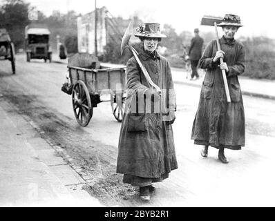 Lavoratori di donne in strada durante la prima guerra mondiale, Inghilterra, Regno Unito, Bain News Service, 1915 Foto Stock