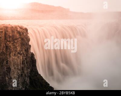 Cascata di Dtifoss illuminata dal tramonto, Islanda settentrionale. Effetto acqua di seta per lungo tempo di esposizione. Foto Stock
