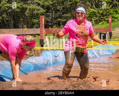 Poley Mountain, New Brunswick, Canada - 10 giugno 2017: Partecipazione alla raccolta fondi annuale 'mud Run for Heart'. In piedi in fango e acqua. Foto Stock
