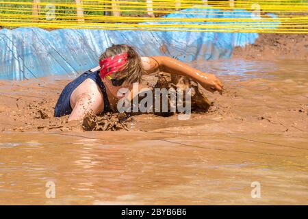 Poley Mountain, New Brunswick, Canada - 10 giugno 2017: Partecipazione alla raccolta fondi annuale 'mud Run for Heart'. Strisciando attraverso fango e acqua. Foto Stock
