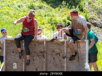 Poley Mountain, New Brunswick, Canada - 10 giugno 2017: Partecipazione alla raccolta fondi annuale 'mud Run for Heart'. Seduta su una parete di legno. Foto Stock