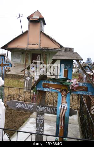 Vecchia cappella e croci nel villaggio di Aninoasa, Gorj County, Romania Foto Stock