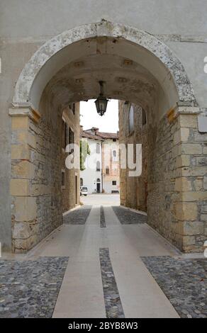 L'ingresso attraverso la torre di porta al cortile dello storico castello di Spilimbergo in provincia di Udine, Friuli, Italia nord-occidentale Foto Stock