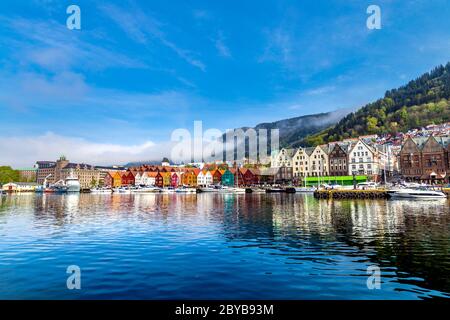 Edifici anseatici storici e colorati a Bryggen, vicino alla baia di Vågen, Bergen, Norvegia Foto Stock