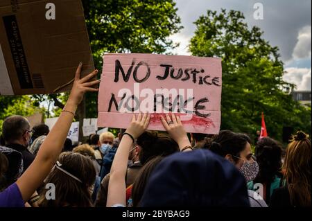 PARIGI, FRANCIA, 09 2020 GIUGNO : protesta contro il razzismo e la violenza nelle forze di polizia, Place de la République, in contemporanea con la sepoltura di George Floyd. Foto Stock