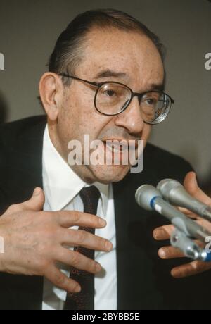 WASHINGTON, DC, USA, FEBBRAIO 1992 - il presidente della Federal Reserve Alan Greenspan testimonia prima del Congresso Foto Stock