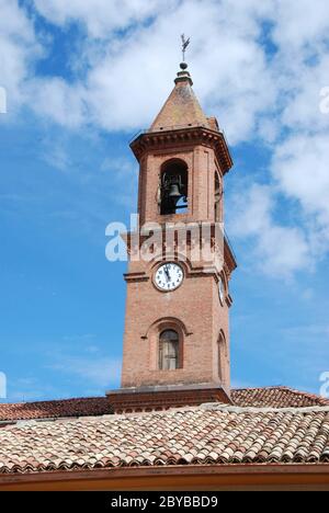 Campanile della Chiesa di Serralunga, Piemonte - Italia Foto Stock