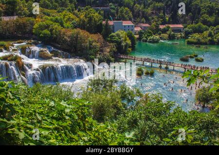 Parco nazionale di Krka. Cascata e paesaggio selvaggio alla famosa attrazione turistica in Croazia Foto Stock