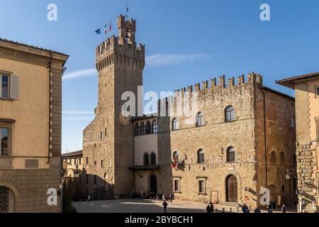 Arezzo, Toscana, Italia, 2019 dicembre: Palazzo dei Priori e la sua torre dell'orologio. Sede del Municipio di Arezzo, si trova in Piazza della Liberta. Costruito nel 14 ° secolo Foto Stock