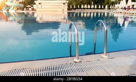 Splendida vista sull'acqua calma in piscina al tramonto Foto Stock