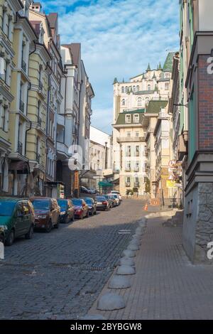 Kiev, Ucraina - 26 marzo 2020: Vecchia architettura restaurata e strada acciottolata su Vozdvizhenka su Podil nel centro di Kiev. Foto Stock